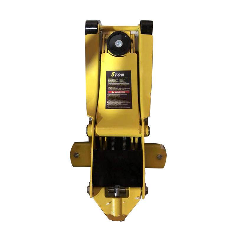 Essendo uno strumento di uso comune, quali precauzioni speciali dovrebbero essere prese quando si utilizza un martinetto?